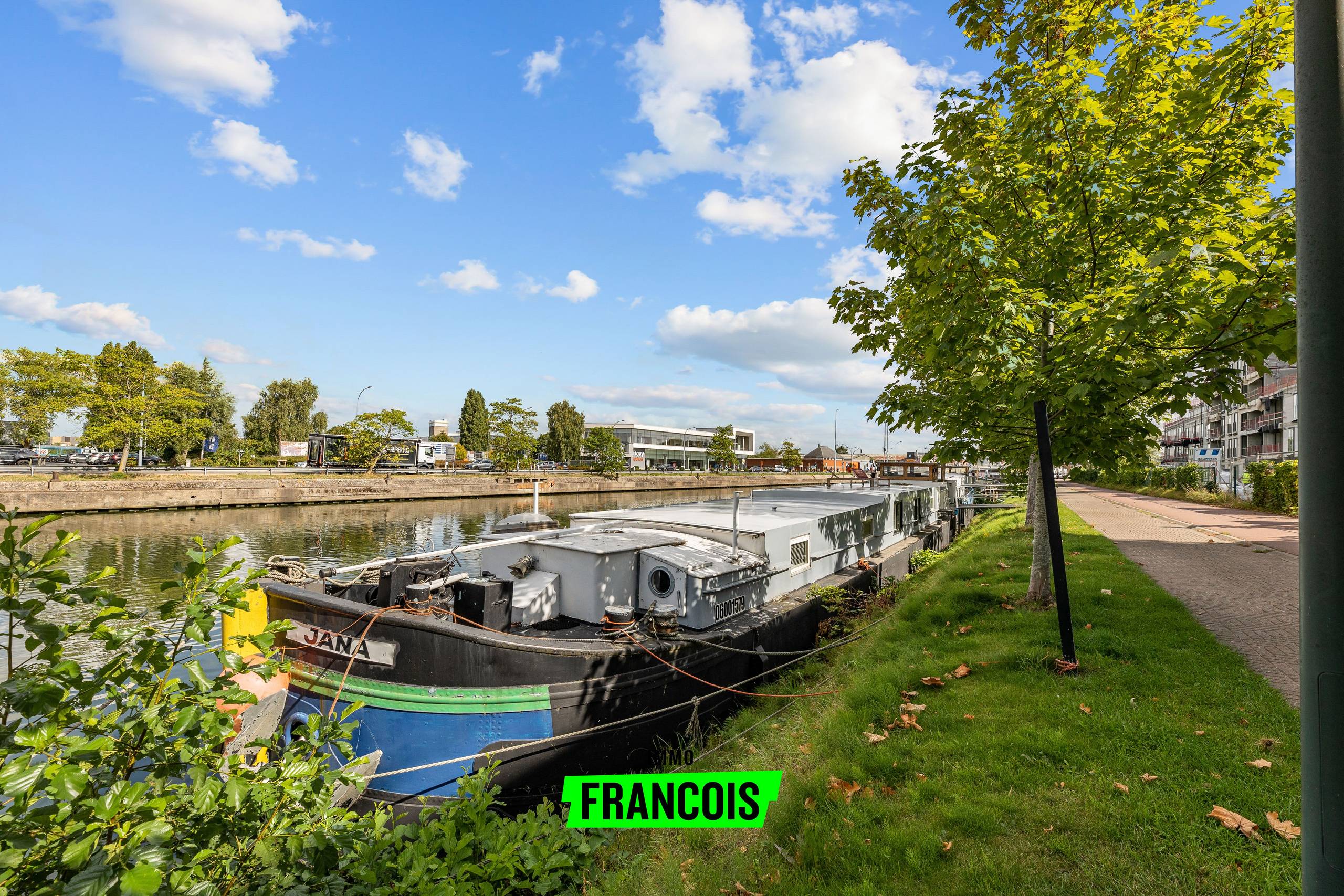 Modern gerenoveerde woonboot te koop op toplocatie te Brugge - foto 1