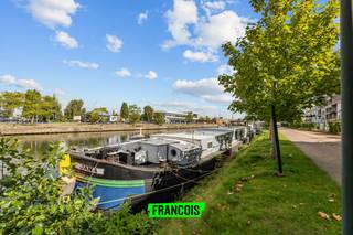 Deze unieke woonboot biedt alle wooncomfort in een modern interieur. Na een volledige renovatie kreeg de boot 'Jana' een open indeling die zorgt voor een ruimtelijk gevoel. Op deze uitstekende ligging vlakbij de Scheepsdalebrug zijn scholen, winkels en andere voorzieningen op fiets- en wandelafstand.<br /><br />Bij het betreden van de woonboot kom je in de kwalitatief ingerichte keuken met aansluitende een berging die als bijkeuken kan dienen. Verder zijn de leefruimte met ruime eethoek ook te vinden in deze open ruimte. De luxueuze badkamer is voorzien van een ligbad met douchekraan, wastafel en een sauna. Daarnaast bevindt zich een apart toilet.<br /><br />Verder zijn er twee aaneensluitende slaapkamers met ingebouwde kastruimte. Een derde, ruime slaapkamer met inloopkast bevindt zich aan de andere kant van de woonboot. Bovendien beschikt 'Jana' nog over een polyvalente ruimte met tal van mogelijkheden.<br /><br />Ben jij op zoek naar een uniek woonconcept? Aarzel dan niet en plan een bezoek in via de website of contacteer Kenjiro 0495 64 69 95 of waeles@immofrancois.be<br /><br />