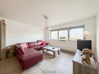 <strong>INSTAPKLAAR, GELIJKVLOERS APPARTEMENT</strong> met <strong>PRIVATIEVE GARAGE</strong> en <strong>RUIM TERRAS</strong> op vlot bereikbare locatie in <strong>HAALTERT</strong>. Deze verzorgde woonst combineert comfort met praktische indeling en <strong>MODERNE VOORZIENINGEN</strong>, ideaal voor wie op zoek is naar een <strong>ENERGIEZUINIG APPARTEMENT</strong> met gunstig EPC. U geniet van een aangename leefruimte met open keuken en <strong>AANSLUITENDE BERGING</strong>, <strong>TWEE VOLWAARDIGE SLAAPKAMERS</strong> en een ingerichte badkamer. Het <strong>GROTE PRIVATIEVE TERRAS</strong> vormt een echte meerwaarde en biedt <strong>DIRECTE TOEGANG TOT DE GARAGE MET EXTRA BERGRUIMTE</strong>. Dankzij de <strong>LAGE SYNDICKOSTEN</strong> is dit appartement bovendien financieel interessant, zowel voor eigen bewoning als als investering. Gelegen op een strategische locatie met <strong>VLOTTE VERBINDING NAAR ZOTTEGEM, NINOVE, ERPE-MERE EN DE E40</strong>.<br /><br />Adres: Heldergemstraat 54 te Haaltert<br /><br />EPC label B; P-score: B, G-score: B