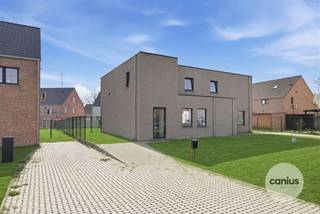 <p><span>MODERNE WONING MET 3 SLKS & TUIN</span></p><p><span> </span></p><p><span>In het rustige & groene Munsterbilzen, deelgemeente van de stad Bilzen-Hoeselt treffen wij de verkaveling “Munstergaarde” aan. Wij bevinden ons op enkele minuten van het centrum van Bilzen waardoor lokale handelaars, supermarkten, scholen, … snel bereikbaar zijn. Leuk detail is de nabijheid van verschillende verbindingswegen waardoor deze woning ideaal is voor wie belang hecht aan vlotte verplaatsingen naar omliggende steden en gemeenten. </span></p><p><span> </span></p><p><span>Wij betreden de woning via de voordeur die ons toegang geeft tot de inkomhal. Hier treffen wij een gastentoilet met handspoelbakje. Via de inkomhal begeven wij ons naar de leefruimte met een volledig uitgeruste en open keuken die via het schuifraam toegang geeft tot het terras en de tuin. Ideaal is de berging gelegen vlakbijt de keuken. Deze doet enerzijds dienst als voorraadkamer en anderzijds als wasruimte. </span></p><p><span> </span></p><p><span>Nadat wij de benedenverdieping hebben ontdekt begeven wij ons via de trap in de leefruimte naar de eerste verdieping. Toegekomen op de nachthal krijgen wij toegang tot maar liefst drie slaapkamers, technische ruimte en als laatste ontdekken wij de volledig uitgeruste badkamer met een douche, een lavabomeubel en een tweede toilet.</span></p><p><span> </span></p><p><span>Troeven:<br />- Energiezuinige woning<br />- Onderhoudsvriendelijke tuin met terras<br />- Parkeergelegenheid aan de woning<br />- Aanwezigheid van nieuwste technieken zoals zonnepanelen, regenwaterrecuperatie, …</span></p><p><span> </span></p><p><span>KORT SAMENGEVAT</span><span>:</span></p><p><span>Vraagprijs: € 409.000,00</span></p><p><span>Verkoop onder registratierechten (2% of 12%)</span></p><p><span> </span></p><p><span>Op dit moment is deze woning verhuurd, ideaal als investering of voor eigen bewoning.</span></p><p><span> </span></p><p><span>Nieuwsgierig om deze moderne woning te ontdekken? Vraag dan snel een bezoek aan via info@canius.be of contacteer één van onze medewerkers op het nummer 078 78 30 39 om samen deze woning te ontdekken. </span></p><p><span> </span></p><p><span>De vermelde oppervlaktes zijn slechts een indicatie. Canius Real Estate kan niet verantwoordelijk gesteld worden voor de juistheid van de door zijn verstrekte gegevens.</span></p><p><span> </span></p><p><span> </span></p>