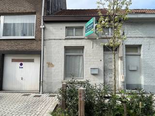 <p><span>ISABELLASTRAAT 11, 2850 BOOM</span></p><p><span>Starterswoning met terras!</span></p><p><span> </span></p><p><span>Deze compacte charmante starterswoning ligt op een centrale locatie nabij het station in Boom.</span></p><p><span>Zowel het openbaar vervoer als invalswegen en het handelscentrum zijn op wandelafstand.</span></p><p><span>Een ideale uitvalsbasis op een rustige locatie!</span></p><p><span> </span></p><p><span>Op het gelijkvloers vinden we de leefruimte, open keuken, badkamer en het terras.</span></p><p><span>Op Verd. +1: is er een ruime slaapkamer en een trap naar de bergzolder.</span></p><p><span>Op Verd. -1: een bergkelder met luik. </span></p><p><span> </span></p><p><span>Met het EPC-label C is er geen renovatieplicht.</span></p><p><span>De woning werd Asbestveilig bevonden.</span></p><p><span> </span></p><p><span>Voor een bezoek of meer info: 03 888 44 01 of <span>info@immodillen.be</span></span></p><p><span> </span></p>