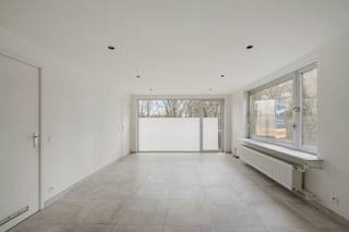 - Centrale ligging in Roeselare: Lindenstraat 66 bus 2- Studio op de eerste verdieping- Lichtrijke leefruimte- Terras- Keuken met handige, aanpalende...