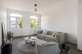 <strong><strong>Vernieuwde energiezuinige woning in Muizen met oprit, 3 slaapkamers, garage en zonnige tuin.<br /><br /></strong></strong>
<p>Op wandelafstand van het station van Muizen vindt u deze stijlvolle gerenoveerde woning. <br />Dankzij de nabijheid van belangrijke invalswegen, scholen, openbaar vervoer en lokale handelaars, combineert deze woning een centrale ligging met verrassend veel ruimte en comfort.<br /><br />De woning werd in 2026 volledig en kwalitatief gerenoveerd en is helemaal klaar voor zijn nieuwe bewoners.<br /><br />Op het gelijkvloers kom je binnen in de inkomhal, met toegang tot een apart gastentoilet, een ruime wasruimte en maar liefst twee garages van ca. 21 m². Ideaal voor wagens, fietsen, extra bergruimte of een hobbyruimte.<br /><br />Een verdieping hoger bevindt zich de ruime en lichtrijke leefruimte, met aansluitend een aparte, volledig geïnstalleerde keuken met toegang tot het balkon. Ook de badkamer bevindt zich hier en werd modern ingericht met een douche, lavabo, enkele lavabo en toilet.<br /><br />Op de tweede verdieping wachten drie aangename slaapkamers, elk met voldoende ruimte. <br /><br />Ook buiten heeft deze woning heel wat te bieden. Je geniet er van een gezellige buitenruimte met een handige achterpoort die rechtstreeks toegang geeft tot de achterliggende Karolingenstraat.</p>
<p><strong><br />Kortom: een instapklare, moderne woning met ruimte, comfort én een uitstekende ligging.</strong></p>
<p><br />Interesse om deze woning zelf te ontdekken? Neem contact met ons op via 015 68 26 08 of info@imperiavastgoed.be en plan je bezoek!</p>