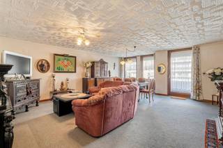 <p><span>Heverlee : Charmant appartement de 3 chambres à coucher avec un bon score EPC</span></p><p><span> </span></p><p><span>Cet appartement spacieux situé à Heverlee offre une combinaison idéale de confort et de fonctionnalité. L'appartement est très spacieux et dispose d'une surface habitable de 116 mètres carrés et de trois chambres à coucher. </span></p><p><span> </span></p><p><span>Nous entrons dans l'appartement par un hall d'entrée spacieux avec des toilettes pour invités qui donnent accès à un salon confortable avec salle à manger, où la lumière naturelle pénètre à travers de grandes fenêtres. La terrasse est adjacente et particulièrement calme. La cuisine est suffisamment spacieuse et constitue l'endroit idéal pour une belle cuisine moderne. L'appartement dispose de 3 chambres agréables et d'une salle de bain avec baignoire. </span></p><p><span>Pour compléter cet appartement, un garage box a été ajouté, qui peut être acheté en option pour 27.500 euros. </span></p><p><span>L'emplacement bénéficie d'un excellent accès aux commerces, aux écoles et aux équipements publics. Cette propriété représente une opportunité attrayante pour ceux qui recherchent un endroit agréable à vivre dans la belle Heverlee à la périphérie de Louvain, combiné avec des équipements pratiques et suffisamment d'espace pour la vie de tous les jours.</span></p><p><span>Si vous êtes à la recherche d'un appartement agréable à rafraîchir dans un très bon emplacement à Heverlee, ne cherchez pas plus loin et prenez rendez-vous dès aujourd'hui !</span></p>