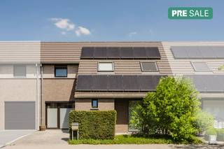 Met een uitstekend EPC, een praktijkruimte en 3 slaapkamers, biedt deze woning een perfecte combinatie van comfort en duurzaamheid.<br /><br />Gelegen in een zeer rustige en kindvriendelijke woonwijk in Heule, geniet u hier van de rust en de nabijheid van voorzieningen, scholen en openbaar vervoer. Dankzij zonnepanelen en een uitstekende isolatie is deze woning zeer energiezuinig. Dat betekent een lage energierekening en een duurzame toekomst.<br /><br />U komt binnen via de inkomhal, die toegang geeft tot de ruime en lichtrijke woonkamer met aansluitend de grote leefkeuken. De keuken is voorzien van alle moderne toestellen. Via de achterdeur in de praktische wasberging komt u in de achtertuin met tuinhuis.<br /><br />Op de eerste verdieping bevindt zich de nachthal, die toegang geeft tot 3 ruime slaapkamers, een apart toilet en een comfortabele badkamer met douche en bad.<br /><br />De omgebouwde garage fungeert momenteel als een handige praktijkruimte. Met het plaatsen van een sectionale poort kan deze ruimte echter eenvoudig terug omgevormd worden tot een garage. <br /><br />Extra troeven:<br />- Zonnepanelen voor een lage energierekening<br />- Zonneluifel voor schaduw op het terras<br />- Regenwaterput aanwezig<br />- Oprit en fietsenstaling in de voortuin<br />- Alle gordijnen, rekken in de berging en grote kast in de hoofdslaapkamer blijven aanwezig<br /><br />Deze woning biedt alles wat u nodig heeft voor een comfortabel en duurzaam leven met een gezin. De aparte praktijkruimte biedt bovendien interessante mogelijkheden voor zelfstandigen en vrije beroepen.<br /><br />Wenst u meer info over deze woning of wenst u een bezoek ter plaatse? Contacteer Michelle Decoutere (0493 25 46 81 - michelle.decoutere@dewaele.com) <br /><br /><br />De eigendom wordt aangeboden via de Pre-sale formule. Van 20/08/2026 om 16:00 tot 24/08/2026 om 12:00 kan u het huis op afspraak komen bezichtigen en een bod uitbrengen. De vermelde prijs is een instelprijs. Voor meer info, gelieve contact op te nemen met de dossierverantwoordelijke.<br /><br />Bestuursmaatregelen in het maatregelenregister: nee
