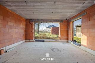 Voor meer info en foto’s, surf naar www.swevers.be – In de Pastorijstraat 37 in Koersel vindt u deze recente halfopen nieuwbouwwoning (2025), casco verkocht en klaar voor haar eerste bewoners. U krijgt hier de unieke kans om de volledige afwerking zelf te bepalen, afgestemd op uw smaak en budget. De woning ligt op een zuidgericht perceel van 4a 45ca in het centrum, met winkels, scholen en ontspanning op wandelafstand. Bovendien geniet u van een belangrijk financieel voordeel: aankoop onder het registratiestelsel aan 12% registratierechten en niet onder btw. De ruwbouw is kwalitatief en energiezuinig uitgevoerd en vormt een sterke basis voor verdere inrichting. Op het gelijkvloers voorziet het plan een inkomhal met vestiaireruimte en gastentoilet, gevolgd door een open leefruimte met zit- en eethoek en open keuken. Grote raampartijen zorgen voor veel licht en een mooie connectie met terras en tuin. Boven zijn drie volwaardige slaapkamers voorzien, samen met ruimte voor een badkamer en apart toilet. De zuidgerichte tuin biedt optimale zoninval en tal van mogelijkheden voor een aangename buitenomgeving. Bovendien is er reeds een tuinhuis aanwezig van 16 m², ideaal voor extra opslag of het inrichten van een hobbyruimte. Openbaar vervoer ligt op 650 m en de snelweg bereikt u op ca. 9 km. Een toekomstgerichte woning op een centrale ligging, volledig naar eigen wens af te werken. Voor meer informatie, bel 011 255 155. Bron bewoonbare oppervlakte: EPC – verslag.