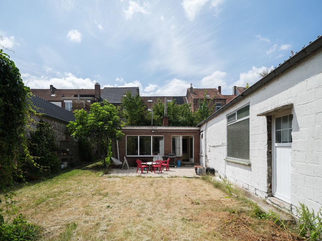 Atelier/loods met te renoveren woning, ruime tuin en bijzonder veel potentieel op een boogscheut van het stadscentrum. - foto 1