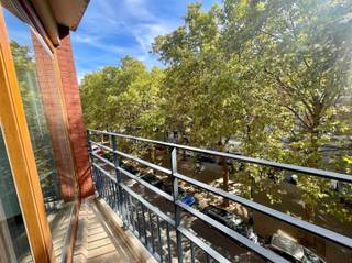 <p>Aankoop met erfpacht: u koopt de constructie maar u pacht (huurt) de grond van de grondeigenaar voor 2.230€ per jaar.</p><p>Dit gemeubeld appartement, recent opgeleverd in 2013, bevindt zich op de derde verdieping in de perfect onderhouden Waterview residentie. Het is gelegen op wandelafstand van het bedrijvige Brusselse World Trade &amp; Manhattan Center, Tour &amp; Taxis, de bruisende Vismarkt met zijn gekende gastronomie, de Dansaertwijk met zijn stijlvolle trendy boetiekjes en belangrijk: het openbaar vervoer zoals de metro op de Vismarkt en treinstation Brussel-Noord. Dit zuidelijk georiënteerd en lichtrijk appartement, met een netto bewoonbare oppervlakte van 57 m², is ingedeeld met een inkomhal, een woonkamer met een ingerichte Amerikaanse keuken met toegang tot het zonneterras met een ontspannend groen en lateraal zicht op het kanaalwater, een badkamer (met een douche, een toilet en een wastafelkast) en één volwaardige grote slaapkamer! Onmiddellijk beschikbaar na akteverlijding! Mogelijk om een ondergrondse staanplaats bij aan kopen. Kortom: een ideale uitvalsbasis en droomlocatie voor iedere expat of stadsbewoner. Contacteer Frederik vrijblijvend voor meer informatie of een (eerste) bezoek ter plaatse: +32 498 476 221 / frederik@immo-time.be.</p>