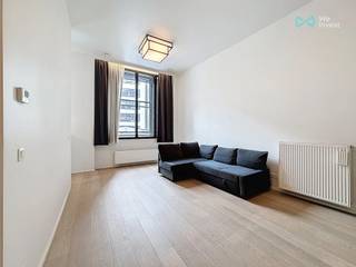 <p>Tel: 0456 12 69 85 Email: clara.ja@weinvest.be</p>
<p>We Invest biedt u met plezier en in exclusiviteit dit prachtige éénslaapkamerappartement aan met een oppervlakte van 70 m².</p>
<p>Gelegen in een emblematisch gebouw in het hart van Brussel, biedt deze uitzonderlijke woonst een prestigieuze en historische omgeving. Het voormalige gebouw van de Algemene Spaar- en Pensioenkas charmeert met zijn majestueuze architectuur die klassieke elegantie en Art Deco accenten combineert. Ideaal gelegen nabij openbaar vervoer, winkels en Brusselse instellingen – een ideale kans voor liefhebbers van karaktervolle plaatsen.</p>
<p>Het appartement bestaat uit een lichtrijke woonkamer die uitkijkt op een moderne, volledig uitgeruste keuken met centraal eiland. Er is ook een slaapkamer, een badkamer met ligbad en inloopdouche, en een wasruimte. Een privéparkeerplaats is inbegrepen.</p>
<p>De huurprijs bedraagt €1.230, inclusief de privéparkeerplaats.<br /><br />De maandelijkse lasten bedragen €220 en omvatten: water, gas, conciërgedienst en beheer van de gemeenschappelijke delen.<br /><br />EPB:B+<br /><br />Beschikbaar vanaf onmiddellijk!</p>
<p>Mis deze kans niet! Ontdek meer exclusieve panden op www.weinvest.be!</p>