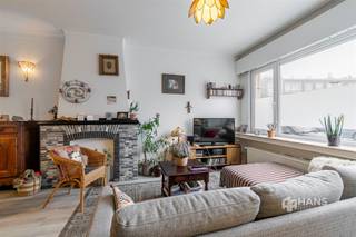 <p><span>Hof Van Tichelen 14 (glv) - 2020 Antwerpen</span></p><p><span> </span></p><p><span>Gelijkvloersappartement (82 m²) met 2 slaapkamers en tuin (109 m²) in Antwerpen</span></p><p><span>Rustig wonen met alle voorzieningen binnen handbereik? In Hof Van Tichelen in Wilrijk geniet je van een aangename, residentiële woonomgeving op een centrale locatie. Winkels, supermarkten, scholen en openbaar vervoer bevinden zich in de omgeving. Ook de belangrijkste invalswegen zijn vlot bereikbaar, waardoor je geniet van een goede verbinding met Antwerpen en omliggende gemeenten.</span></p><p><span>Het appartement beschikt over een gunstige EPC-score B en conforme elektriciteit. Met een bewoonbare oppervlakte van 82 m², een praktische indeling en een westgerichte tuin van maar liefst 109 m² biedt deze woonst een mooie combinatie van binnen- en buitenruimte.</span></p><p><span>Via de inkomhal met apart gastentoilet kom je in de lichtrijke woonkamer van 30 m², waar plaats is voor zowel een gezellige zithoek als een eetgedeelte. Aan de voorzijde bevindt zich bovendien een eerste (slaap)kamer van 6 m², ideaal als bureau of hobbyruimte. Centraal in het appartement vind je de badkamer van 3 m², uitgerust met een douche en lavabomeubel, en een ruime berging van 8 m² met plaats voor extra opslag en huishoudtoestellen.</span></p><p><span>Achteraan bevinden zich de slaapkamer van 14 m² en de keuken van 10 m². Deze is recent (2022) volledig ingericht met alle toestellen en biedt rechtstreeks toegang tot het overdekte terras en de tuin, de absolute blikvanger. Een groene, beschutte buitenruimte met verschillende gezellige zithoekjes, waar je heerlijk kan genieten van de namiddag- en avondzon. Dankzij het overdekte terras kan je bovendien ook bij minder goed weer buiten vertoeven.</span></p><p><span>Ben je op zoek naar een gelijkvloersappartement met een verrassend ruime tuin, een gunstige EPC-score en een rustige ligging nabij alle voorzieningen? Dan is dit appartement in Wilrijk zeker een bezoek waard!</span></p><p><span>Bewoonbare opp. 82 m² ref.: bruto vloeropp. EPC B. Voor meer info of een gratis schatting surf naar </span><span><span>www.hansimmo.be</span></span></p><p><span> </span></p>