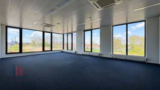 Deze kantoorruimte van 431 m² is gelegen in een aangename, groene omgeving op een strategische locatie met een vlotte verbinding naar de E40...