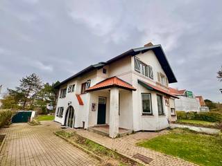 Te renoveren halfopenwoning gelegen in de Dumontwijk.Deze woning heeft een garage en meerdere staanplaatsen.Kelderverdieping: kelderGelijkvloers:...