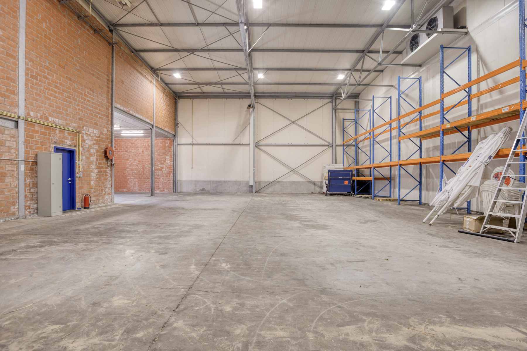 Bedrijfsmatig gebouw met ruime woonst te koop in Veurne - foto 3