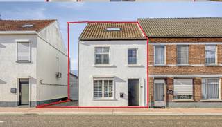 <p><strong>Beringen</strong>: halfopen woning nabij het centrum</p>
<p>Deze halfopen woning in de Posthoornstraat in Beringen combineert een centrale ligging met een aangename woonomgeving. Dankzij de nabijheid van het centrum, scholen, openbaar vervoer en dagelijkse voorzieningen geniet u hier van een uitstekende bereikbaarheid. Een ideale locatie voor gezinnen die comfortabel willen wonen met alles binnen handbereik.</p>
<p>De woning beschikt over een praktische indeling met drie slaapkamers en twee badkamers. De woonkamer geniet van aangename lichtinval en sluit aan op de eetkamer en keuken. Een absolute troef is de ruime tuin van 310 m² met terras en tuinhuis. Hier geniet u van voldoende buitenruimte voor ontspanning, spelende kinderen of gezellige momenten met familie en vrienden.</p>
<p><strong>INDELING:</strong></p>
<p>Gelijkvloers: inkomhal, woonkamer, eetkamer, keuken, wasplaats, achterhal en toegang tot het terras en de tuin.</p>
<p>Verdieping: nachthal, drie slaapkamers, badkamer en douchekamer.</p>
<p>Buiten: terras, ruime tuin van 310 m² en praktisch tuinhuis.</p>
<p><strong>TROEVEN:</strong></p>
<ul><li>Centrale ligging nabij het centrum van Beringen</li><li>Scholen en openbaar vervoer in de nabije omgeving</li><li>Drie slaapkamers</li><li>Twee badkamers voor extra comfort</li><li>Ruime tuin van maar liefst 310 m² met terras en tuinhuis.</li><li>Praktische indeling met voldoende leefruimte</li></ul>
<p>Bent u op zoek naar een gezinswoning met een ruime tuin op een centrale en goed bereikbare locatie? Ontdek deze eigendom in de Posthoornstraat in Beringen en plan vandaag nog uw bezoek!</p>
<p><strong>JOUW DROOMWONING. ZO GEVONDEN</strong></p>
