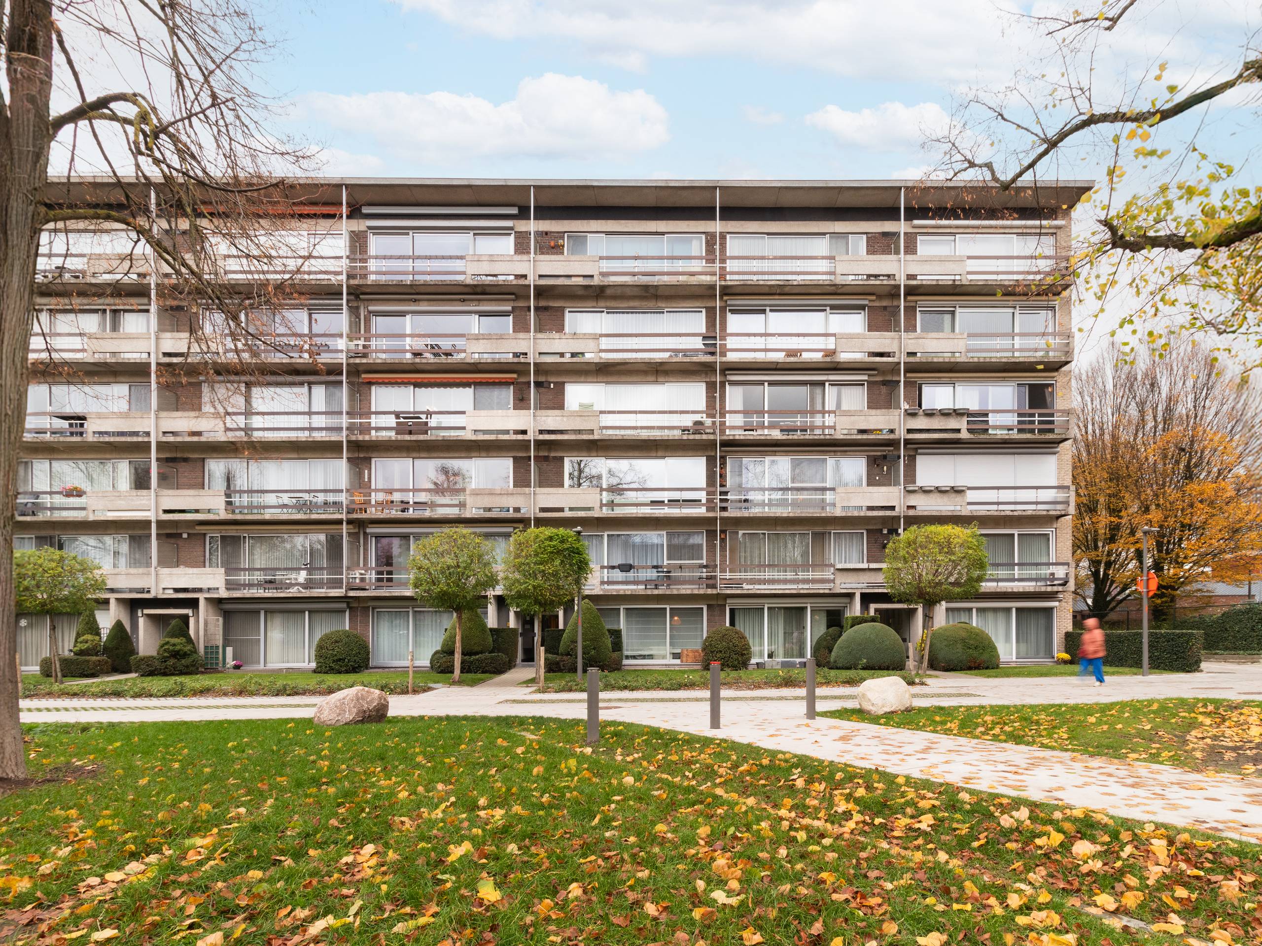 Volledig gerenoveerd appartement met autostaanplaats! - foto 1