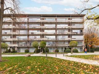 In het groene en rustige Valkenveld in Wilrijk bevindt zich dit recent volledig gerenoveerde appartement op de tweede verdieping, inclusief...