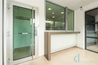 Ruim kantoor te koop in de dorpskern van Lochristi, strategisch gelegen aan een drukke baan met gratis parkeermogelijkheden, bushalte voor het pand...