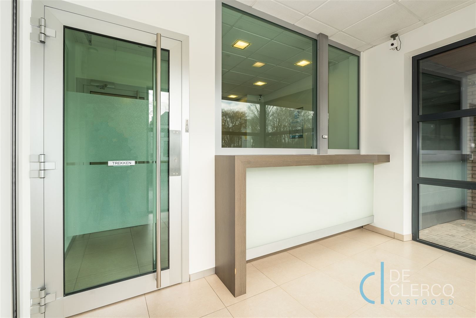 Tijdloos kantoor te koop aan parking in centrum Lochristi!  - foto 2