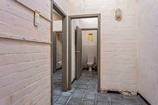 Dit pand werd voorheen uitgebaat als café met bovenliggend een appartement.  Heel veel mogelijkheden aangezien mooi perceel van 536m²...