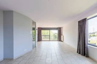 Dit appartement op de eerste verdieping, gelegen in een <strong>rustige woonwijk</strong>, biedt een aangename combinatie van ruimte, lichtinval en comfort.<br /><br />U komt binnen via de inkomhal met vestiarekast en gastentoilet en betreedt vervolgens de lichtrijke leefruimte met open keuken. Dankzij de gunstige ligging en de extra vrije gevel geniet de leefruimte van een aangename natuurlijke lichtinval doorheen de dag. Via de leefruimte heeft u toegang tot het <strong>gezellige terras</strong>, waar u heerlijk kan genieten van een rustig moment buiten.<br /><br />Verder beschikt het appartement over <strong>drie slaapkamers </strong>met een oppervlakte van ca. 14 m², 7,60 m² en 10 m². De badkamer is uitgerust met zowel een bad als douche. Achter de badkamer bevindt zich bovendien een praktische <strong>wasberging</strong>.<br /><br />Dankzij de praktische indeling biedt dit appartement een ideale woonoplossing voor wie op zoek is naar een ruim en lichtrijk appartement.<br />Het appartement beschikt bovendien over een gunstig <strong>EPC-label B</strong> (150 kWh/m²), wat bijdraagt aan een energiezuinige woonervaring.<br /><br />Een garagebox is afzonderlijk mee aan te kopen voor € 25.000.<br /><br />Ontdek zelf de troeven van dit appartement en neem vandaag nog contact met ons op voor een bezoek: 03 502 98 74 of emily@claves.be.