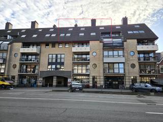 <p>Exclusief Penthouse in het Hart van Ninove – Luxe, Ruimte &amp; Comfort</p>
<p>Ontdek dit uitzonderlijke penthouse dat hedendaags comfort en topkwaliteit perfect combineert. Gelegen in het bruisende centrum van Ninove, geniet u hier van alle voordelen van de stad binnen handbereik, terwijl u kunt ontspannen in een oase van rust en ruimte.</p>
<p>Dit lichtrijke en royale penthouse <strong>heeft maar liefst 197 m² bewoonbare oppervlakte</strong> en omvat een inkomhal met gastentoilet; uitnodigende, lichte en ruime woonkamer met eetplaats; een volledig geïnstalleerde keuken met directe toegang tot een <strong>zeer groot terras achteraan</strong>, met een prachtig open zicht; aan de voorzijde bevindt zich een multifunctionele ruimte, perfect in te richten als bureau, fitnessruimte of extra slaapkamer met een terras.</p>
<p>Op de bovenverdieping vindt u: Een nachthal, master bedroom met dressing, twee extra ruime slaapkamers, een badkamer met alle comfort én een tweede badkamer (momenteel in gebruik als multifunctionele ruimte).</p>
<p><strong>Extra troeven:<br /></strong>-Mogelijkheid tot aankoop van een ruime garage<br />-Gunstige EPC-score, vliegenramen, warmtepompen en gaskachel aanwezig.<br />-Afgewerkt met hoogwaardige materialen voor een stijlvol en duurzaam interieur.</p>
<p>Alles wat u nodig heeft, ligt op wandelafstand: winkels, scholen, openbaar vervoer (station &amp; bus) en belangrijke invalswegen. <br />Dit penthouse is een unieke kans om luxe en comfort te combineren in een centrale en toegankelijke locatie.</p>
<p><strong>Uw nieuwe thuis wacht op u! Ontdek dit pareltje en plan vandaag nog een bezichtiging.</strong><br />Meer info: www.wsb-group.be</p>