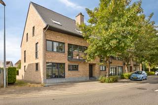 <p><strong><em>Welkom in Residentie Garden, waar comfortabel wonen en een uitstekende bereikbaarheid naadloos samenkomen. Dit instapklare duplex-appartement combineert een doordachte indeling met een warme uitstraling, twee mooie slaapkamers, een handige bergzolder en een eigen ondergrondse autostaanplaats. Hier geniet je van alle moderne gemakken op een toplocatie vlakbij het station van Herent.</em></strong></p><p><strong><em>Ook ideaal als investering.</em></strong></p><p> </p><p>Via de gemeenschappelijke inkomhal met lift bereik je de eerste verdieping van het gebouw. Bij het betreden van het appartement komt u binnen in een verzorgde inkomhal met een gastentoilet en een praktische vestiairehoek.</p><p>De gezellige woonkamer vormt het hart van het appartement en valt meteen op door de aangename, natuurlijke lichtinval die de ruimte een open gevoel geeft. Aansluitend bevindt zich de open keuken, stijlvol afgewerkt met duurzame granieten werkbladen, waar je moeiteloos een heerlijke maaltijd bereidt.</p><p>Een aanpalende berging zorgt voor extra opslagruimte vlak bij het kookgedeelte.</p><p> </p><p>Via de trap bereik je de bovenliggende verdieping waar de nachthal toegang biedt tot twee comfortabele slaapkamers.</p><p>De complete badkamer is voorzien van een ligbad met douchemogelijkheid, een ingebouwd wastafelmeubel met spiegel- en kolomkast, een tweede toilet en een aansluiting voor een wasmachine.</p><p>Daarnaast beschikt het appartement over een riante bergzolder van 33m², ideaal voor het opbergen van seizoensgebonden spullen.</p><p> </p><p>Het wooncomfort stopt niet bij de voordeur. In de kelderverdieping heb je de beschikking over een privé-autostaanplaats, terwijl het gebouw tevens voorziet in een gemeenschappelijke fietsenstalling en een rustige tuin voor alle bewoners.</p><p> </p><p>Dankzij het energiezuinige karakter met een EPC van 123 kWh/m² (label B), een conforme elektrische installatie en de afwezigheid van asbest kies je hier voor een zorgeloos en toekomstbestendig appartement.</p><p>Het beheer van de residentie loopt via een syndicus. Maandelijkse kosten = 95 €/maand (incl brandverzekering en gebruik afvalcontainer).</p><p>Er zijn individuele tellers voor water-gas-elektriciteit.</p><p> </p><p>Bovendien bevindt alles zich op wandel- en fietsafstand: van lokale winkels, gezellige horeca en scholen tot het station van Herent.</p><p>Leuven is makkelijk bereikbaar met de fiets en de oprit van de E314 ligt op 10 min.</p><p> </p><p>Het appartement is direct beschikbaar en klaar om jou te verwelkomen voor een eerste kennismaking.</p>
