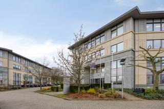 Deze instapklare kantoorruimte biedt een moderne, comfortabele werkomgeving die ideaal is voor zelfstandigen, kmo’s of groeiende ondernemingen.<br /><br />De verdieping beschikt over gemeenschappelijke voorzieningen waaronder een ruime, uitgeruste keuken en net onderhouden sanitaire ruimtes. Eveneens zijn er 4 binnen- en 2 buitenstaanplaatsen aanwezig (exclusief de vraagprijs).<br /><br />Dankzij de centrale ligging in de Belgicastraat, bevindt u zich op slechts enkele minuten van:<br />- Brussels Airport<br />- E40 en E19 snelwegen<br />- Station Zaventem en verschillende busverbindingen<br />- Tal van restaurants, cafés en diensten in de directe omgeving<br /><br />De site combineert een uitstekende bereikbaarheid met een rustige, professionele omgeving, ideaal voor bedrijven die efficiënt willen werken in een representatieve setting.<br /><br />Pluspunten:<br />- Volledige renovatie in 2020<br />- Instapklaar en modern afgewerkt<br />- Voldoende parkeergelegenheid <br />- Uitstekende bereikbaarheid (auto, openbaar vervoer, luchthaven)<br />- Professionele en rustige buurt<br /><br />Interesse en/of meer informatie gewenst? Neem dan contact op met onze makelaar Vicky en zij helpt u graag verder.