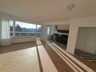 PRACHTIG NET GERENOVEERD APPARTEMENT OP LINKEROEVER!!!<br /> <br />Geniet van een unieke uitzicht op Shelde, MAS en omringende groen vanaf dit prachtige appartement <br />op de 4de verdiep van de Vermeylenlaan.<br /><br />Gebouw bevind zich op het einde van de straat en omr ingd door Sint Anna bos en Esmoreit Park wat bied rust groen , mogelijkheiden om te wandelen sporten enz... Ook Sint Anneke hebben wij achter den hoek.<br /><br />- Appartement gelegen op achtekent van het gebouw en langs gehele lengte van app. hebben jullie <br /> balkon van 15 m;<br />- 2 volwaardige slk;<br />- volledig geinstallerde keuken ( combi oven, iductie, vatwasser, dampkap, koelkast met diepvries. Alles van <br /> merk Bauknecht);<br />-badkamer met inloopdouche, sanitair -merk Geberit, Grohe, solidsurface...<br />-nieuwe ramen sinds december 2025;<br />-ook electriciteit sinds 1 februari 2026 ;<br />-Nieuwe EPC attest in aanvraag, (maar oude EPC nog voor de plaatsing van de ramen was B°);<br />-veeeeel parkeergelegenheid in de buurt maar ook achter gebouw hebt u privatieve parking met slagboom.<br /><br />Jullie mogen langskomen en bekijken dit prachtige appartement iedere dag, iedere gepaste moment voor jullie...omdat wij wonen ook in dit gebouw, Appartement was voorzien voor zoon, maar zijn plannen is gewijzijgd....<br /><br />0495 35 25 85