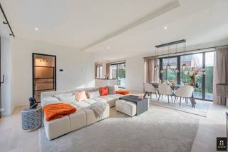 Exclusief te koop: prachtige moderne alleenstaande villa op een grondoppervlakte van 813m² gelegen in een rustige residentiële omgeving...