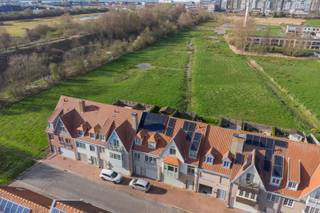 Deze aangename gezinswoning is gelegen in een rustige, doodlopende straat aan de ingang van een prachtig en rustig stukje natuurgebied in Heist. Een bijzonder aangename ligging voor wie centraal wil wonen, maar tegelijk volop wil genieten van rust, groen en ruimte. De woning werd gebouwd in 2003 en biedt dankzij de grote raampartijen en de vele lichtinval een bijzonder aangename en open woonbeleving. De leefruimte staat in directe verbinding met het terras en de gezellige tuin, waardoor binnen en buiten mooi in elkaar overvloeien.<br /><br />Een absolute troef is de uitstekende ligging. Via het natuurgebied wandelt U op ongeveer 10 minuten tot aan de zeedijk van Heist. Winkels, voorzieningen en het centrum bevinden zich eveneens op korte afstand. Bovendien is er in de directe omgeving voldoende parkeergelegenheid.<br /><br />Op het vlak van energie en comfort scoort de woning eveneens goed. De elektrische installatie is conform en de woning beschikt over een EPC-label B, met een score die slechts vier punten verwijderd is van een label A. Daarnaast zijn er een tiental zonnepanelen aanwezig, wat zorgt voor een bijkomende troef op het vlak van energiezuinig wonen.<br /><br />De woning beschikt over maar liefst vier slaapkamers en is hierdoor bijzonder geschikt als gezinswoning of als comfortabele uitvalsbasis aan de Belgische kust. De ruime garage biedt plaats aan maar liefst twee wagens en zorgt daarnaast voor de nodige bergruimte.<br /><br />Kortom, een bijzonder aangename woning op een rustige en groene locatie, waarbij U geniet van de combinatie van natuur, privacy en bereikbaarheid. De nabijheid van de zeedijk, de vier slaapkamers, de tuin, de zonnepanelen en vooral de ruime garage voor twee wagens maken dit een bijzonder interessant aanbod voor wie rustig wil wonen in Heist, zonder in te leveren op bereikbaarheid en nabijheid van de kust.<br /><br />Interesse? Neem contact op voor een bezoek ter plaatse.