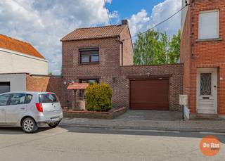 EERSTE KIJKDAG ZAT. 30/05/26 VAN 10U-13U (op afspraak !!!) <br />LEDE – Deze gezellige woning bevindt zich pal in het centrum van Lede, op wandelafstand van scholen, winkels, het sportcentrum, E40 en het station. <br /><br />De woning werd doorheen de jaren steeds goed onderhouden en is onmiddellijk bewoonbaar. Op het gelijkvloers vindt u een lichtrijke woonkamer met aansluitend een open keuken die uitkijkt op de tuin. Verder beschikt de woning over een verzorgde badkamer met toilet, douche en ligbad, een praktische bergruimte en een garage met sectionale poort. Op de eerste verdieping bevindt zich een ruime slaapkamer.<br /><br />De afgelopen jaren werden reeds verschillende vernieuwingen uitgevoerd. In 2014 werden onder meer het hoofddak vernieuwd, een nieuwe gaskachel geplaatst, nieuwe laminaatvloeren gelegd en een deel van de binnenmuren opnieuw bepleisterd en geïsoleerd. In 2024 werden zowel het plat dak van de woning als dat van de garage vernieuwd en werd de koepel vervangen door driedubbele beglazing.<br /><br />De woning beschikt overal over dubbele beglazing. Momenteel heeft de woning een EPC-label E, maar via de EPC-simulatie blijkt dat het plaatsen van een lucht-lucht warmtepomp reeds een mooie verbetering van het EPC-label kan opleveren naar een D-label, net geen C-label.<br /><br />Bent u op zoek naar een betaalbare woning met potentieel, een garage én een gezellige tuin in het centrum van Lede? Aarzel dan niet en maak snel uw afspraak via 053/60.65.60.<br /><br />De vermelde prijs is een richtprijs. Na ontvangst van de biedingen zal de verkoper beslissen of hij/zij de eigendom verkoopt aan het beste bod. De richtprijs is aldus niet bindend voor de verkoper. Voor meer info kunt u ons contacteren of het reglement raadplegen op onze website.