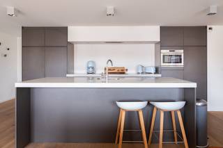 Heerlijk gelegen langs de vernieuwde staddiensten in het monumentale gebouw van ‘ Den Bell ‘ en dus op wandelafstand van het Zuid vinden we...