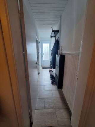 <p><span>Centraal gelegen opbrengstwoning met 4 slaapkamers, terras en tuin, dichtbij openbaar vervoer, school, centrum en groen.</span></p><p><span> </span></p><p><span>Beschrijving:</span></p><p><span> </span></p><p><span>Glvl: inkomhal, slaapkamer of bureauruimte, eetkamer, living, ingerichte keuken, badkamer, terras en berging</span></p><p><span>+1: twee slaapkamers</span></p><p><span>+2 : grote zolderslaapkamer</span></p><p><span> </span></p><p><span>Troeven:</span></p><p><span> </span></p><p><span>+ goed onderhouden woning</span></p><p><span>+ vier slaapkamers</span></p><p><span>+ goede opbrengst van 1200€/mnd</span></p><p><span>+ conforme elektriciteit</span></p><p><span> </span></p><p><span>Deze woning valt onder de renovatieverplichting! </span></p><p><span> </span></p><p><span>Kom niet 'TE LAET' en maak een afspraak via info@immodelaet.be of 03/644.00.88.</span></p><p><span> </span></p>