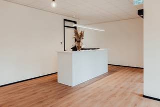 Multidisciplinaire praktijk in Geel.<br /><br />Visionair is een multidisciplinaire praktijk in Geel met aparte consultatieruimtes, waar toegankelijkheid, flexibiliteit, samenwerking en ondersteuning centraal staan.<br />De ruimtes van 15m² of 18m² zijn ontworpen voor medici en paramedici om er een praktijk uit te oefenen maar hebben ook alle voorzieningen om als kantoorruimte te fungeren. <br />Door de gevestigde oogartsenpraktijk is er een synergetische omgeving gecreëerd waarin u kan profiteren van de reeds bestaande patiëntenstroom. <br /><br />Er is een gedeeld secretariaat dat uw klanten kan ontvangen en begeleiden naar de juiste ruimtes en er is een grote parking aanwezig achter het gebouw. <br /><br />De huurprijs bedraagt 75 euro per dag en is inclusief energiekosten, poetsdienst, secretariaat, ... Ingericht meubilair is zelf te voorzien.<br />De huur kan op dagbasis, weekbasis of maandbasis op maandagen t.e.m. vrijdagen van 08u30 tot 17u00. <br /><br />Meer info kan u terugvinden op www.zorgcentrumgeel.be.<br /><br />Interesse? Contacteer ons via info@immovl.be of bel ons op het nummer 014 58 58 58.