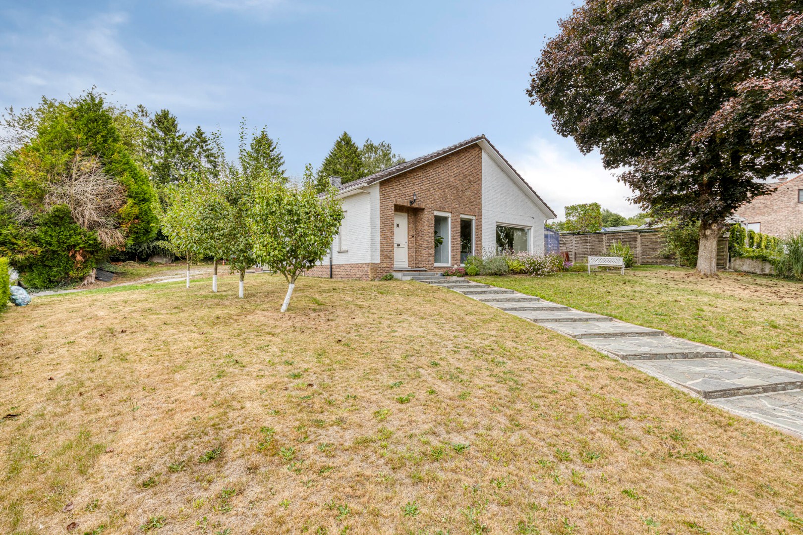 Instapklare ruime woning met 3 slpks, inpandige garage en gezellige tuin. Topligging! - foto 2