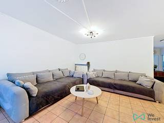 <p><b>Info & bezoeken:</b> nathalie.plasman@weinvest.be | 02 315 77 22</p>
<p>Geleven in een gewilde en gezellige buurt in Sint-Jans-Molenbeek, heeft We Invest het genoegen u dit ruime appartement met 3 slaapkamers voor te stellen.</p>
<p>Het eigendom kent een strategische ligging in de Zaaizaadstraat 35. De wijk biedt een dynamische en groene leefomgeving in de directe nabijheid van het openbaar vervoer (metro, bus), winkels, scholen, sportcentra en tal van parken.</p>
<p>Dit op te frissen appartement bevindt zich op de gelijkvloerse verdieping van een mede-eigendom uit 2000 en beschikt over een bewoonbare oppervlakte van 114 m², als volgt ingedeeld:</p>
<ul>
<li>
<p><b>Leefruimte:</b> Een lichtrijke woonkamer en een uitgeruste keuken die beide toegang bieden tot een gezellig privétuintje aan de voorzijde.</p>
</li>
<li>
<p><b>Slaapgedeelte:</b> Drie mooie, rustig gelegen slaapkamers aan de achterzijde, die allemaal direct toegang hebben tot een groot terras met een vrij uitzicht op de gemeenschappelijke tuinen van de residentie.</p>
</li>
<li>
<p><b>Voorzieningen:</b> Een badkamer, een douchekamer, twee toiletten (waarvan één apart) en een praktische wasplaats.</p>
</li>
</ul>
<p>Het appartement beschikt over een kelder in de ondergrond en is uitgerust met een gepantserde deur voor extra veiligheid. Voor uw comfort is er tevens een binnenstaanplaats beschikbaar tegen een meerprijs van € 25.000.</p>
<blockquote>
<p><b>Technische kenmerken:</b> Individuele verwarming op gas, dubbele beglazing, PBM-toegankelijk (personen met beperkte mobiliteit) en een lift in het gebouw. EPC: E - 241 kWh/m².jaar.</p>
</blockquote>
<p>Dit appartement is een zeldzame kans voor een gezin of een investeerder die op zoek is naar een vastgoedobject dat comfort, rust en bereikbaarheid combineert in een felbegeerde regio.</p>
<p>Mis deze kans niet en bel ons om een bezoek te plannen! Al onze exclusieve panden zijn te vinden op www.weinvest.be.</p>
