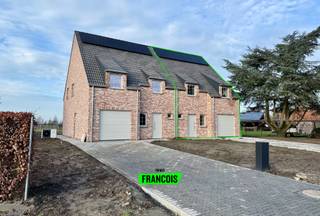 In het landelijke Sleidinge bevindt zich deze recente nieuwbouwwoning die comfort, energiezuinigheid en ruimte perfect combineert. Dankzij de...