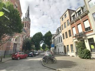 Dit op te frissen huis van ca. 330 m² met 8 studio's is gelegen in een rustige straat aan de Sint-Willibrorduskerk te Antwerpen. Alle studio’s...