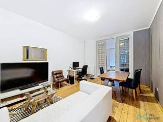In Schaarbeek, ideaal gelegen nabij het Josaphatpark, winkels en openbaar vervoer, charmant gelijkvloers appartement gelegen in een kleine mede-eigendom van drie units. Het appartement bestaat uit een lichtrijke woonkamer, één slaapkamer, een keuken, een badkamer en een wasruimte. Daarnaast beschikt u over een grote polyvalente kelderruimte met tal van mogelijkheden. Buiten vindt u een ruim terras en een enorme tuin, wat dit pand zeldzaam maakt in de buurt. EPC: G. Zeker een bezoek waard!
