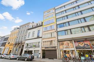 <p><span>Ruim en recent gerenoveerd 3 slaapkamer appartement te Diamantwijk!</span></p><p><span>Anno 2020 werd dit omvangrijk (145m²) en karaktervol appartement hoogwaardig gerenoveerd met respect voor de authentieke elementen, doch voorzien van alle hedendaagse comfort. Het is gelegen op de 4</span><span><sup>de</sup></span><span> verdieping van een kleinschalig en goed onderhouden gebouw met lift. Met een centrale toplocatie in een zijstraat van De Keyserlei kan je steeds gezellig gaan shoppen op de Meir, genieten van talrijke trendy horeca-zaken, cultuur opsnuiven in het hippe Groen Kwartier en PAKT, maar ook gaan sporten of geheel tot rust komen in de natuurpracht van het Stadspark. Bovendien is de bereikbaarheid met het openbaar vervoer alsook met de fiets uitstekend. Kortom, deze verborgen parel is de ultieme plek om het werk- en gezinsleven optimaal te combineren met alle geneugten van het bruisende stadsleven. Daar het appartement verhuurd is, betreft dit ook een uitgelezen kans voor wie op zoek is naar een goede en zorgeloze investering met mooi rendement!</span></p><p><span> </span></p><p><span>Inkomhal, leefruimte &amp; keuken:</span></p><p><span>Bij het betreden van het appartement via de inkomhal met veiligheidsdeur en videofoon overvalt het gevoel van ruimte u onmiddellijk. Met dank aan de mooie natuurlijke lichtinval in de leefruimte valt het oog meteen op de prachtige gerestaureerde parketvloer (eik) die een harmonieus geheel vormt met de moluren en de sierhaard. De moderne, strakke keuken op een klassevolle gemarmerde XL-tegelvloer is uitgerust met kwalitatieve toestellen (keramisch vuur, oven, vaatwasser en anderhalve spoelbak). Ook aan werk- en opbergruimte is hoegenaamd geen gebrek. </span></p><p><span> </span></p><p><span>Nachthal, badkamer, toilet &amp; slaapkamers:</span></p><p><span>De lijn van de pronkerige marmervloer wordt naadloos doorgetrokken in de nachthal met ingemaakte vestiaire en praktische waskast. De rustieke badkamer is zonder meer een ware "eye-catcher" die voorzien is van een adembenemende inloop-/regendouche, groot wasmeubel met watervalkraan en spiegelkast, extra toilet en handdoek-radiator. Het toilet met handdouche en lavabo is apart. U beschikt over 3 volwaardige slaapkamers, allen op karaktervolle blokjesparket. De kleinere kamer is overigens ook de perfect bureauruimte, aangezien deze toegang heeft tot een eigen balkon waar een fris luchtje geschept kan worden.</span></p><p><span> </span></p><p><span>Extra troeven:</span></p><p><span>- Toplocatie</span></p><p><span>- 145m² cfr. EPC</span></p><p><span>- Gunstig EPC B</span></p><p><span>- Driedubbele ramen</span></p><p><span>- EK conform</span></p><p><span>- Recente dakisolatie</span></p><p><span>- Veiligheidsdeur en videofoon</span></p><p><span>- Lichtarmaturen inbegrepen</span></p><p><span>- Kelder inbegrepen</span></p><p><span>- Fiberklaar</span></p><p><span>- Naastgelegen parkeergarage</span></p><p><span> </span></p>
