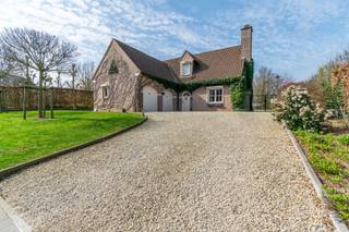 TOPLIGGING<br />Een geriefelijk en goed onderhouden villa met oa. 3 slaapkamers + bureau en een fijne siertuin met terrassen gelegen in een rustige en groene omgeving te Lembeek!<br /><br />Op het gelijkvloers: inkomhal met vestiaire + toilet, bureau (7,80m²), living - eetplaats (38.00m²), keuken met ontbijthoek (17,00m²), lichtrijke veranda met screens (35,30m²), garage + wasplaats (27,70m²);<br />Op de eerste verdieping: nachthall badkamer (7,30m² - 2 lavabo’s, ligbad, douche en wc), 3 slaapkamers (17,00m² / 10,10m² / 8,30m²) <br />Verder: garage met sectionale poort (20.00m²), zolder, oprit/parking (4 auto’s), terras (30,00m²), fraai aangelegde tuin, tuinhuis met eethoek.<br /><br />Buitenschrijnwerk hout &amp; pvc dubbel glas + elektrische rolluiken<br />Verwarming via elektrische accumulatoren <br />EPC: 569 kWh/m² - UC: 0003802803<br />Perceeloppervlakte: 10a 60ca - K.I.: 1.484 EUR (NG) / O.V.: 1575,97 EUR<br />Nutsvoorzieningen: water, elektriciteit, regenwaterput<br />Bouwjaar: 1993<br /><br />Stedenbouwkundige inlichtingen in aanvraag.