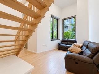 À la recherche d'un logement agréable dans un emplacement prisé à Anvers ? <br />Ce studio récent est situé dans un bâtiment moderne à un emplacement particulièrement favorable, juste à côté du dynamique Eilandje.<br /><br />Le studio se trouve au rez-de-chaussée et dispose d'un agencement pratique. En entrant, vous arrivez dans le salon avec cuisine attenante, où vous alliez vie et cuisine de manière agréable. Depuis un hall, vous avez accès à la salle de bain et à un espace de rangement/buanderie pratique. <br />Par un escalier, vous accédez à l'espace nuit, qui se connecte de manière séparée et douillette au salon.<br /><br />Un atout supplémentaire du projet est le jardin intérieur verdoyant et convivial. Cet agréable espace extérieur commun constitue une oasis de paix au milieu de la ville et offre un bel endroit pour se détendre, loin de l'agitation quotidienne.<br /><br />L'emplacement est également un grand atout. L'Eilandje est connu pour son ambiance animée, ses restaurants conviviaux, ses bars tendance et ses agréables terrasses au bord de l'eau. <br />Le MAS, le port de plaisance et le centre-ville historique se trouvent à courte distance. <br />Grâce à la combinaison de la dynamique urbaine, des possibilités de détente et de la proximité des commerces et des transports en commun, vous vivez ici avec tout à portée de main.<br /><br />Ce studio constitue donc un logement idéal pour les célibataires ou les couples qui souhaitent vivre dans un environnement moderne et urbain et profiter pleinement de tout ce qu'Anvers et l'Eilandje ont à offrir, avec en plus un espace vert pour se ressourcer.<br /><br />Le loyer de ce studio est de 800,00 EUR/mois + 100,00 EUR de charges communes.<br /><br />Intéressé ? N'hésitez pas à nous contacter pour plus d'informations ou pour une visite sur place !