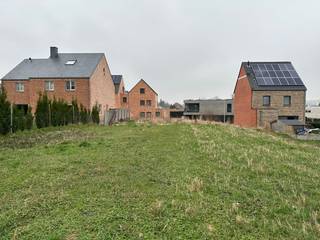 Danneels biedt momenteel het <strong>laatste perceel bouwgrond</strong> te koop aan in een goed gelegen verkaveling in deelgemeente Mechelen-Bovelingen.<br /><br />Lot 17 is heeft een oppervlakte van 461 m², is bestemd voor <strong>halfopen bebouwing </strong>en heeft een ideale zuidwest oriëntatie. <br /><br />Dit perceel bouwgrond wordt te koop aangeboden zonder bouwverplichting. Je kan dus vrij kiezen wanneer en met welke firma je hier jouw nieuwe woning gaat realiseren. <br /><br />Door de <strong>rustige ligging </strong>gelegen in een recente woonbuurt is deze bouwgrond ideaal voor jonge gezinnen of mensen die willen bouwen in een aangename omgeving. <br /><br />Heers ligt op enkele kilometers van de op- en afrit van de E40. Hierdoor beschik je over een goede verbinding naar Tienen, Leuven en Brussel. In de directe omgeving zijn er ook verschillende bushaltes.