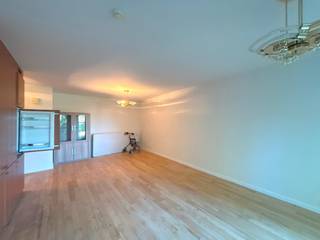 Instapklare en comfortabele <strong>SERVICEFLAT - ASSISTENTIEWONING</strong> te koop in <strong>Residentie Ter Walle </strong>dichtbij het centrum van <strong>Brugge</strong>.<br />De residentie is rustig gelegen in een groene omgeving met parktuin, rozentuin en vijver.<br />Ideaal als vastgoedinvestering of voor eigen gebruik (65+)<br />+ Instapklaar!<br />+ Geschikt voor minder mobiele personen!<br />+ Energielabel B! <br />+ Asbestveilig!<br />+ Erkend door Zorg en Gezondheid van de Vlaamse overheid!<br />+ Uitstekende mobiscore 9,1 op 10!<br /><br />De flat omvat een inkom hal, een lichtrijke leefruimte met open ingerichte kitchenette, een volwaardige slaapkamer met ensuite badkamer met inloopdouche.<br />Een grote raampartij zorgt voor veel lichtinval in de leefruimte.<br />Volgende voorzieningen zijn aanwezig:<br />- noodknop<br />- video-intercom<br />- badkamer met steungrip en zitje<br /><br />Bewoners kunnen gebruik maken van de gemeenschappelijke ruimtes voor sociaal contact en ontspanning.<br />Ze kunnen ook een beroep doen op de diverse functionaliteiten en diensten op het gebied van wonen, zorgen en activiteiten.<br /><br />Vastgoedinlichtingen in aanvraag<br />P-score=D G-score=D<br />#vastgoedinvestering #brugge