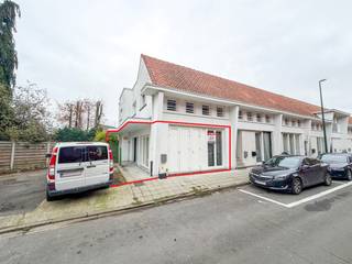 BEZOEKMOMENT VOLZET.<br />Gelijkvloers appartement (80 m²) met terrasje, even buiten het centrum van Torhout.<br />Het appartement is instapklaar, helemaal geschilderd en heeft volgende indeling: <br />inkomhal, leefruimte met open keuken (en doorgang met schuifraam naar terras), grote berging/wasplaats, apart toilet, badkamer (douche, lavabo) en 2 slaapkamers.<br />Vrij voor verhuur in overleg (kan vanaf 1 januari). Huurprijs: 635 euro per maand. Geen gemeenschappelijke kosten.