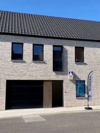 Te koop nieuwbouw woning Duinkerkestraat 66 te Poperinge.De woning omvat: inkomhal, afz. toilet, garage, wasplaats, living, keuken, terras en tuin...