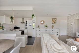 <p><span>Comfortabel wonen op de Fruithoflaan: Lichtrijk 1-slaapkamerappartement met ruim terras!</span></p><p><span>Droomt u van zorgeloos en energiezuinig wonen op een gegeerde toplocatie? Dit uitstekend onderhouden 1-slaapkamerappartement bevindt zich op de derde verdieping van een goed onderhouden gebouw op de populaire Fruithoflaan te Berchem. Het gebouw beschikt over een lift én het comfort van een conciërge. Met een moderne warmtepomp, dubbele hoogrendementsbeglazing, een gunstige EPC B-score (110 kWh/m²), conforme elektriciteit én een asbestveilig attest woont u hier 100% zorgeloos. Voeg daar nog het prachtige zicht op de rustgevende, gemeenschappelijke binnentuin aan toe en u geniet van een uitzonderlijk wooncomfort!</span></p><p><span> </span></p><p><span>Woonkamer, Open keuken &amp; Bijkeuken</span></p><p><span>Zodra u de leefruimte binnenstapt, valt de enorme lichtinval en het ruimtelijke gevoel op dankzij de royale raampartijen. De moderne open keuken is naadloos geïntegreerd en volledig geïnstalleerd met alle nodige inbouwtoestellen voor optimaal kookplezier. </span></p><p><span> </span></p><p><span>Slaapkamer &amp; Badkamer</span></p><p><span>De volwaardige slaapkamer is een oase van rust en reeds voorzien van praktische, op maat gemaakte inbouwkasten. De verzorgde badkamer is ingericht met een heerlijk ligbad, een comfortabel douchescherm en een lavabomeubel. In de hal bevindt zich een apart gastentoilet en een aparte berging voor wasmachine en droogkast. </span></p><p><span> </span></p><p><span>Breed terras met groenzicht</span></p><p><span>Via de grote schuiframen in de leefruimte stapt u zo het ruime terras over de volledige breedte van het appartement op. Hier geniet u in alle rust van een heerlijk zicht op de fraai aangelegde gemeenschappelijke binnentuin, een uniek stukje groen en privacy midden in de stad.</span></p><p><span> </span></p><p><span>Toplocatie op de Fruithoflaan</span></p><p><span>De Fruithoflaan staat bekend om haar uitstekende levenskwaliteit. Winkels, supermarkten, parken, openbaar vervoer (tram en bus) en gezellige horeca bevinden zich op wandelafstand. Bovendien geniet u van een snelle verbinding naar het centrum van Antwerpen en de belangrijkste invalswegen (E19/A12/Ring).</span></p><p><span> </span></p><p><span>Kelder</span></p><p><span>Een privatieve kelderberging is eveneens inbegrepen in de prijs.</span></p><p><span> </span></p><p><span>Troeven</span></p><p><span>- Duurzaam &amp; Toekomstgericht: Verwarmd via een warmtepomp, dubbele HR-beglazing en een uitstekend EPC B (110 kWh/m²).</span></p><p><span>- 100% Zorgeloos: Elektriciteit conform goedgekeurd en asbestveilig.</span></p><p><span>- Topterras: Breed terras over de volledige breedte van de woning met zicht op de binnentuin.</span></p><p><span>- Luxe &amp; Comfort: Open keuken met alle toestellen, inbouwkasten in de slaapkamer en aparte wasberging.</span></p><p><span>- Goed onderhouden complex op de 3e verdieping met lift én conciërge.</span></p><p><span>- Toplocatie: Fruithoflaan te Berchem, nabij alle winkels, groen, OV en invalswegen.</span></p><p><span> </span></p><p><span>Kortom: een instapklaar, duurzaam en buitengewoon gezellig appartement op een toplocatie in Berchem. Plan snel uw bezoek!</span></p>