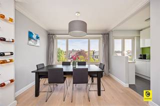 <p><span>Dit comfortabele appartement ligt op de tweede verdieping van een kleinschalig en goed onderhouden gebouw, te vinden in een rustige woonwijk. Het recent-gerenoveerde én geïsoleerde dak zorgen voor een prima EPC score. Het commercieel centrum van Wilrijk is op wandelafstand verwijderd en voor een verdere uitstap zijn snelwegen en invalswegen vlakbij. Wie liever de rust opzoekt zal ongetwijfeld baat hebben bij de omliggende parken. Kortom: een centraal gelegen appartement voor wie een kalme omgeving ook zeker welkom is.</span></p><p><span> </span></p><p><span>Binnenkomen doen we via een praktische inkomhal waar een handige ruimte is om jassen en schoenen op te bergen. Apart toilet is hier ook aanwezig.</span></p><p><span> </span></p><p><span>De woonkamer geniet van een fijne lichtinval met voldoende plaats voor een grote eettafel en een gezellig salon.</span></p><p><span> </span></p><p><span>Aangrenzend ligt de keuken, dewelke is uitgerust met gasvuur, oven en vaatwasser; de koelkast staat apart. De talrijke witte inbouwkasten maken deze uiterst functioneel, de groene accentmuur zorgt voor een frisse uitstraling.</span></p><p><span> </span></p><p><span>Het appartement beschikt over twee slaapkamers. De grootste van de twee is ruim en heeft genoeg plaats voor bed en kleerkast. De tweede slaapkamer wordt vandaag als vestiaire gebruikt, waarbij een muur werd aangekleed met ingemaakte kasten. Verder is hier nog een fijn balkon te vinden.</span></p><p><span> </span></p><p><span>De badkamer is praktisch en onderhoudsvriendelijk en omvat een ligbad met douche en dubbele lavabo met enkele kasten. Deze kamer werd net herschilderd, op termijn zou een opfrissing wellicht op zijn plaats zijn.</span></p><p><span> </span></p><p><span>Bovenop het appartement is er nog toegang tot een volledig afgewerkte 'zolder'ruimte die ook nog een mooie oppervlakte kent. Vandaag is hier al een aansluiting voor wasmachine en droogkast te vinden, alsook een warmtepomp die de ruimte verwarmt en koelt. Deze kamer kan perfect gebruikt worden als creatief atelier, bureauruimte of eventueel als derde slaapkamer. Aanvullend geeft deze kamer uit op het platte dak, dat eventueel de mogelijkheid biedt om aan te kleden als een gezellig dakterras.</span></p><p><span> </span></p><p><span>Ten slotte hoort er bij het appartement nog een ruime garagebox. Ook op de oprit ervoor kunnen nog twee auto's geparkeerd staan. De garage is aan te kopen voor € 25.000.</span></p><p><span> </span></p><p><span>Troeven</span></p><p><span> </span></p><ul><li><span>Rustige buurt, toch centraal gelegen</span></li><li><span>Kleinschalig gebouw, lage gemeenschappelijke kost (€50/M)</span></li><li><span>Geïsoleerd dak</span></li><li><span>Goed EPC</span></li><li><span>Handige polyvalente 'zolder'</span></li><li><span>Grote garagebox</span></li></ul>