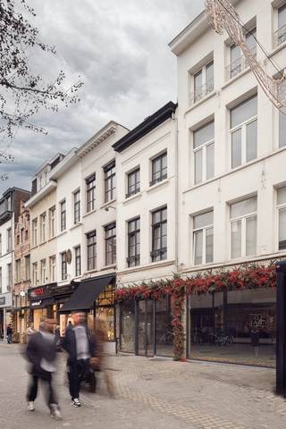 Unieke kans om uw zaak te vestigen in één van de meest gegeerde winkelstraten van Antwerpen. Dit karaktervolle handelspand is gelegen in de prestigieuze Huidevettersstraat, midden in het hart van het luxewinkelgebied "Huidevettersstraat” op wandelafstand van de Meir en de Schuttershofstraat. De straat geniet een constante passage van shoppers en vormt een gevestigde locatie voor nationale en internationale modemerken. Het pand was <strong>voorheen in gebruik door ‘RAILS’</strong> en biedt een uitstekende commerciële uitstraling op een absolute AAA-locatie. EPC LABEL C. <strong>Troeven: </strong><span>Topligging in één van de belangrijkste winkelstraten van Antwerpen. Uitstekende commerciële zichtbaarheid. Veel passage van zowel lokale als internationale bezoekers. Geschikt voor fashion, lifestyle, accessoires, beauty of premium retailconcepten. Het pand wordt aangeboden in huidige staat en heeft een zeer mooie afwerking.</span><br /><span>Instapklaar, geen inrichtingskosten.<u> INDELING: </u>gelijkvloers: ca. 88m² (retail). </span>EPC LABEL C.+1: ca. 74m² (retail).<br />+2: ca. 60m² (stock/sociale ruimte). +3: ca. 25m² (stock op zolder). -1: ca. 54m² (kelder via luik). <strong>Huurprijs:</strong> <strong>Prijs op aanvraag</strong><br />Interesse of wenst u meer informatie of een bezoek ter plaatse? Neem vrijblijvend contact met ons op: info@immodelestre.be of 054 33 62 52. <br /> 