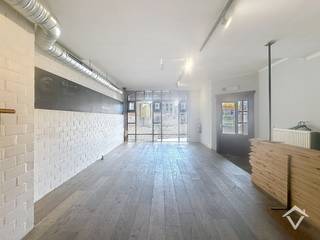 Deze handelsruimte, gelegen op een absolute toplocatie op de Markt van Torhout, geniet van maximale visibiliteit en passage. Omringd door winkels, horeca en voorzieningen is dit dé plek om uw zaak te laten renderen.<br /><br />Het pand staat momenteel leeg en biedt een volledig ingerichte horecastructuur met tal van mogelijkheden. Binnenin beschikt u over een ruime handelsruimte met plaats voor circa 60 personen, een centrale toogzone met tapinstallatie, een keuken, sanitair en praktische stockageruimtes achteraan.<br /><br />De open indeling maakt het eenvoudig om het pand naar eigen concept in te richten, of dit nu horeca, kantoor of een andere commerciële invulling is.<br /><br />Buiten is er een ruim terras aanwezig, ideaal om klanten te ontvangen en extra beleving te creëren op zonnige dagen.<br /><br />Belangrijk: het pand is vrij van huurder én vrij van brouwerijverplichting, wat u als koper volledige vrijheid geeft.<br /><br />Dankzij de open indeling en centrale ligging zijn de mogelijkheden bijzonder ruim. Denk aan:<br />- brasserie of horecazaak<br />- automatenshop (mits goedkeuring van de gemeente)<br />- kantoorruimte of hub voor freelancers<br />- andere commerciële invullingen<br /><br />Troeven op een rij:<br />✔ Topligging op de Markt van Torhout<br />✔ Sterke visibiliteit en passage<br />✔ Ruim terras<br />✔ Vrij van huurder en brouwer<br />✔ EPC-label A – energiezuinig<br />✔ Flexibele invulling mogelijk<br /><br />Een pand met karakter én toekomst, ideaal voor ondernemers of investeerders die willen inzetten op locatie en potentieel.
